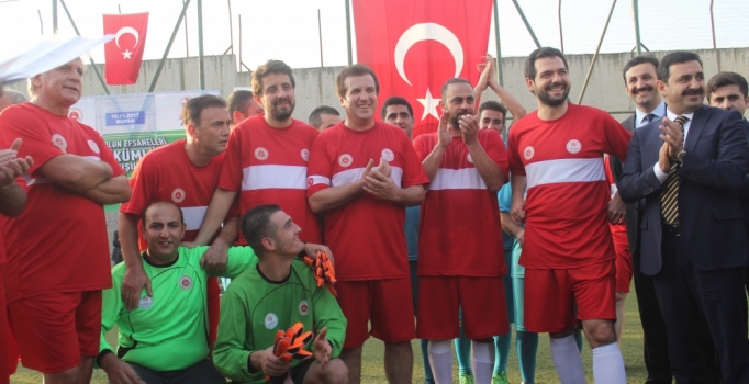 Efsaneler hükümlülerle gösteri maçı yaptı