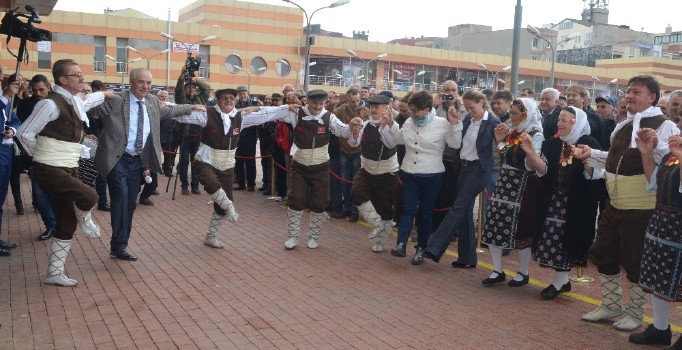 Türk ve Bulgarlar birlikte halay çekip, festival açtılar