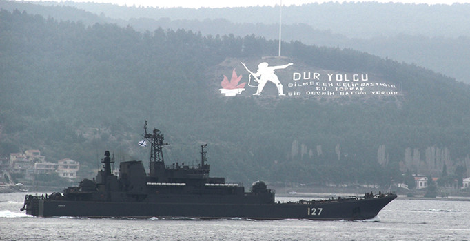 Rus savaş gemisi Çanakkale Boğazı'ndan geçti