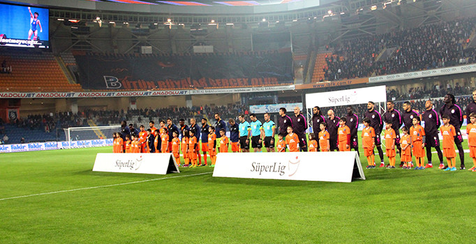 Naim Süleymanoğlu için Medipol Başakşehir - Galatasaray maçında saygı duruşu