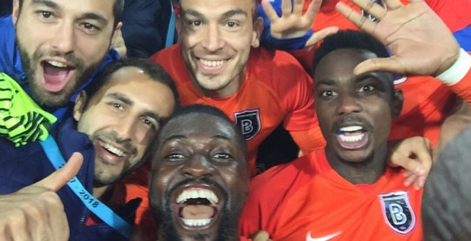 Başakşehirli oyunculardan galibiyet pozu