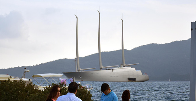 Rus sanayicinin yatına Marmaris'te 2 milyon liralık yakıt ikmali yapılıyor