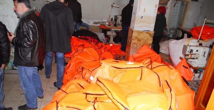 İzmir'de can yeleği operasyonu: Suriyeli çalışanlar var