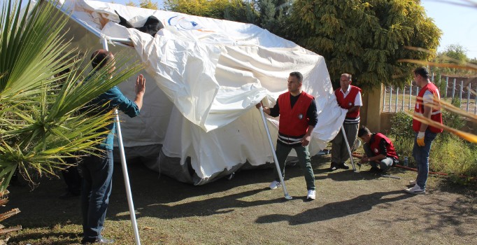 Süleymaniye'deki depremde Kızılay öğrenci yurdunun bahçesine çadır kurdu