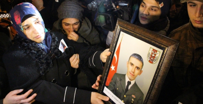 Sur şehidi Nuh Özdemir'in eşi, 'Sen gittin senin yerine oğlun gelecek' diye ağıt yaktı
