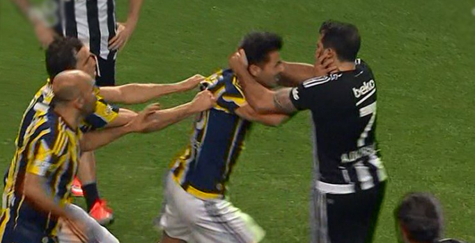 4 Büyükler Salon Futbolu Turnuvası'nda Ahmet Dursun ile Ali Güneş birbirine girdi