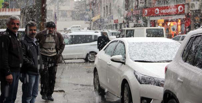 Doğu kar altında: Bazı köy yolları ulaşıma kapandı