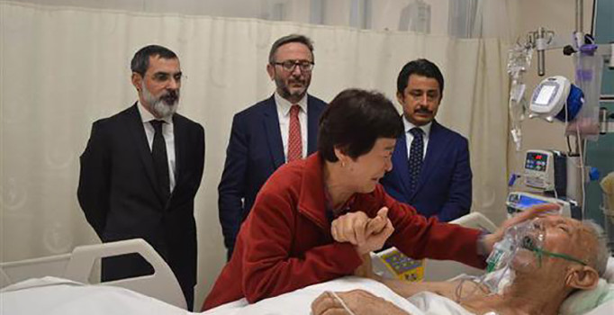 Koreli Ayla, babasını görünce gözyaşlarına boğuldu