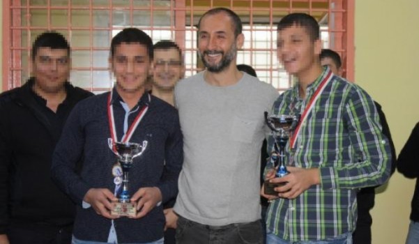 Şampiyon bilardocu çocuk mahkumları cesaretlendirdi