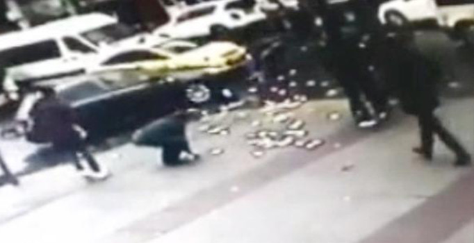 Bahçelievler'de ilginç anlar! Kavga anında binlerce lira para havaya uçuştu