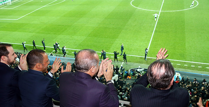 Cumhurbaşkanı Erdoğan Beşiktaş - Porto maçını locadan izliyor