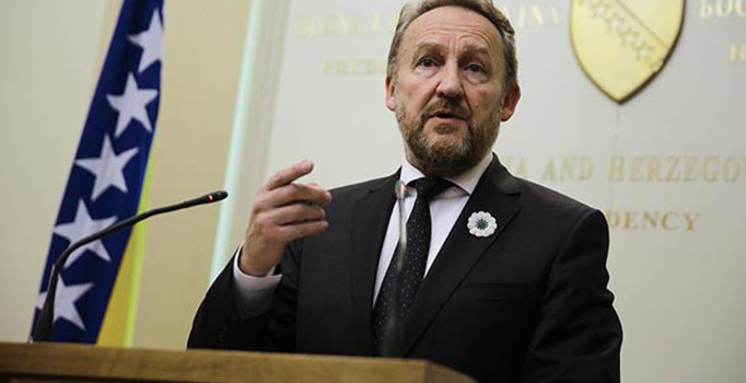 İzetbegovic'ten 'Mladic' açıklaması: Korkaklar kadın ve bebekleri öldürür