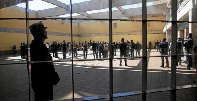 İspanya'da göçmenleri cezaevine yerleştirdiler