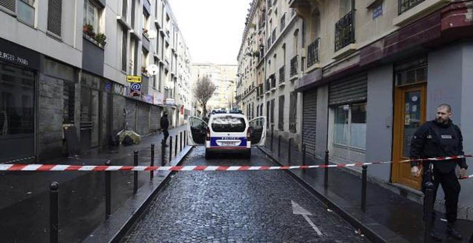 Charlie Hebdo'nun yıldönümünde Paris'te saldırı girişimi