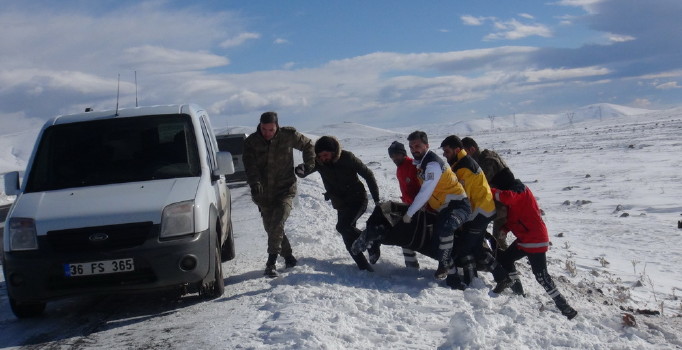 Kars'ta kaza yaparak yaralanan mühendis, donarak öldü