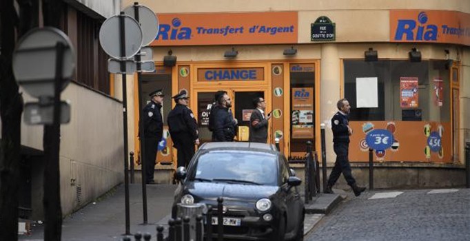 Paris'te karakola saldıran kişinin kimliği belli oldu