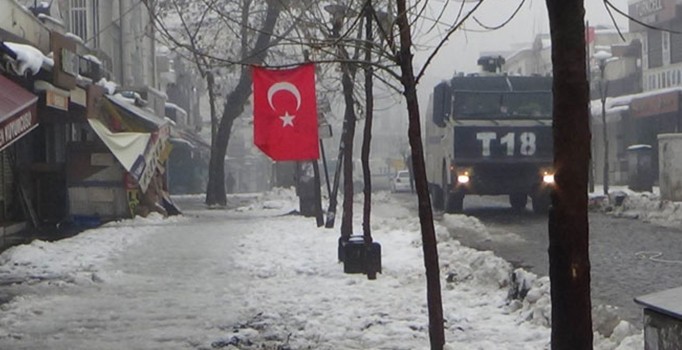Diyarbakır Sur'da polis mevzilerine Türk bayrağı çekildi