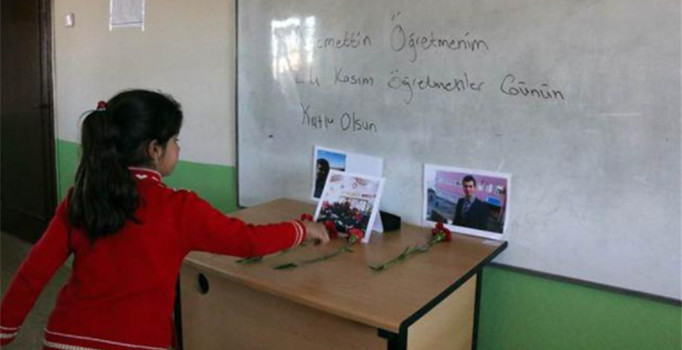 Necmettin öğretmen karanfillerle anıldı