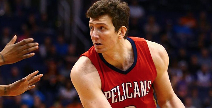 Ömer Aşık, parkelere döndü