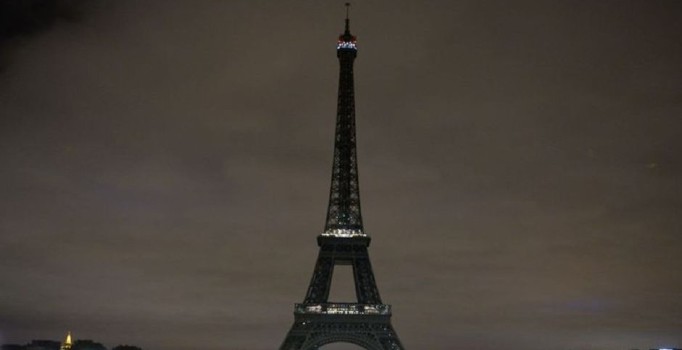 Eyfel Kulesi'nin ışıkları bu kez Mısır için karartıldı