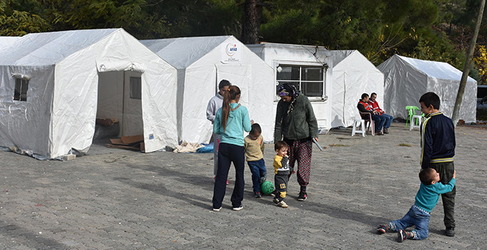 Muğla'daki depremde hasara uğrayan köyde çadır kuruldu