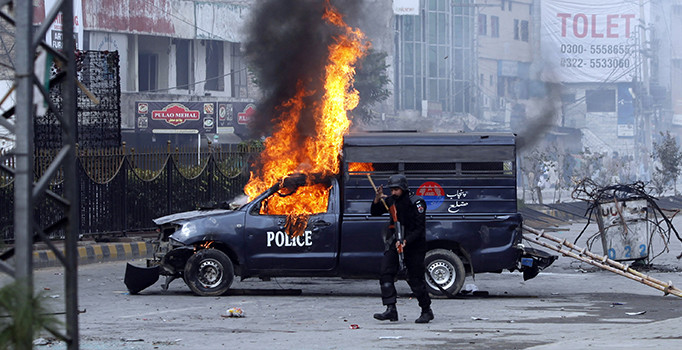 Pakistan İçişleri Bakanlığı eylemcilere karşı orduyu göreve çağırdı
