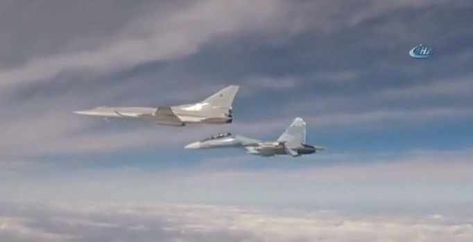 Son dakika! Rus savaş uçakları DEAŞ kamplarını bombaladı