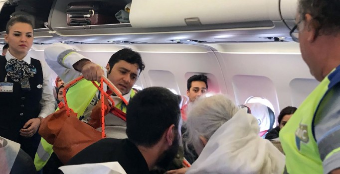 Uçakta fenalaşan kadına sağlık memuru müdahale etti