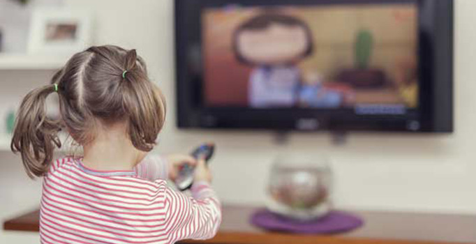 Televizyon başında 2 saatten fazla oturan çocuk obez oluyor