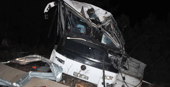 Balıkesir'de göçmenleri taşıyan otobüs devrildi: 8 ölü 42 yaralı