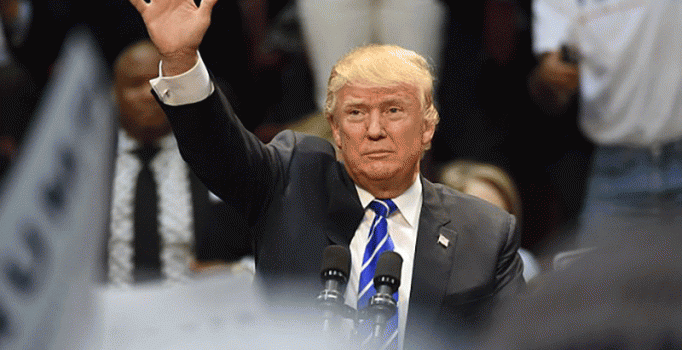 Donald Trump başörtülü kadını salondan attırdı