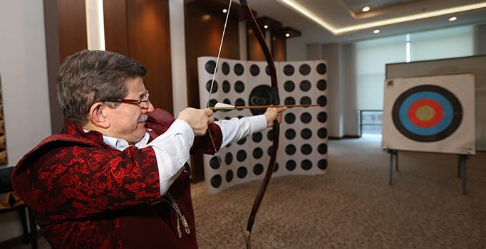 Başbakan Davutoğlu AK Parti'nin Afyon kampında ok atışı yaptı