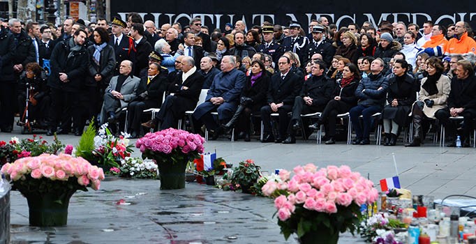 Paris'te terör saldırılarında hayatını kaybedenler anıldı
