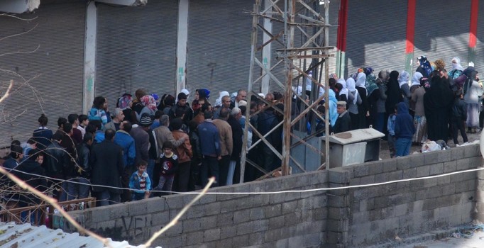 Cizre ve Silopi'de vatandaşlar, yardım getiren kamyonla ilçeden ayrıldılar