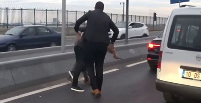 Makas atan sürücüye bıçak çekti, yumruk ve tekmeler havada uçuştu