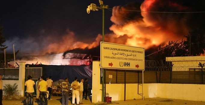 Rusya Türkiye sınırına yakın bölgeleri vurdu, İHH depoları zarar gördü