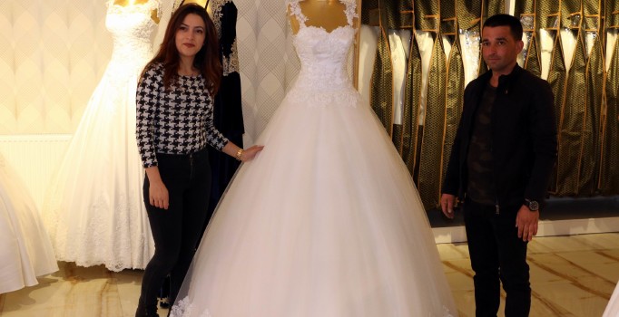 'Black friday'e tepki için 10 kişiye gelinlik hediye edecek