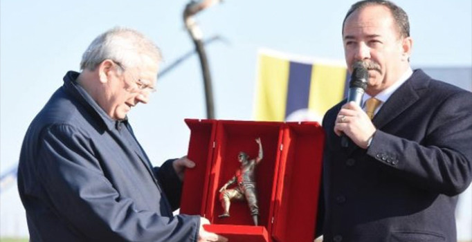 Aziz Yıldırım'a 'Türk sporunun başpehlivanı' unvanı