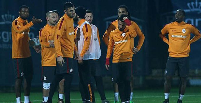 Galatasaray idmanında Chedjou ve Sneijder - Burak gerginliği