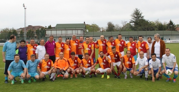 Eski futbolcular şehit savcı anısına sahaya çıktı