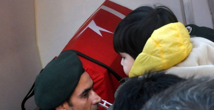 Van'da şehit düşen özel harekatçı polis Önder Ertaş'ın oğlunun bakışları yürekleri dağladı