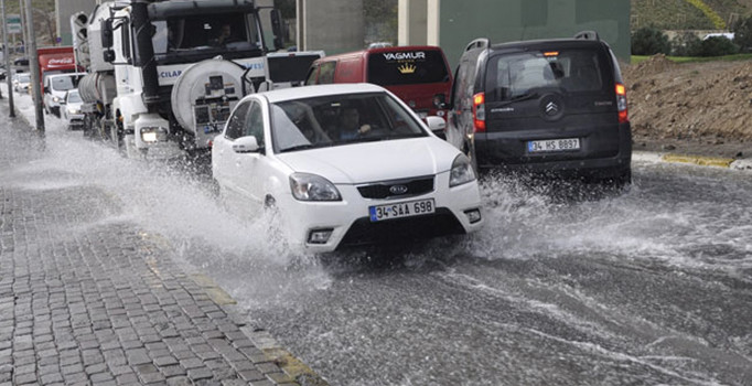 Bağcılar'da su borusu patladı