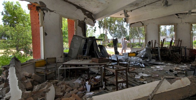 Rus uçakları Suriye'de okul bombaladı: 17 ölü