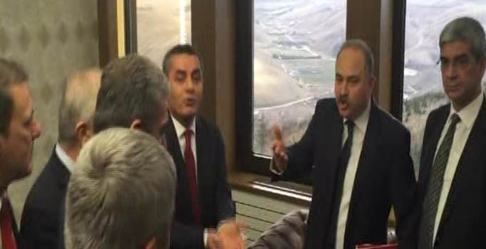 CHP'li Gök TRT Genel Müdürü Göka'nın odasında tehditler yağdırdı