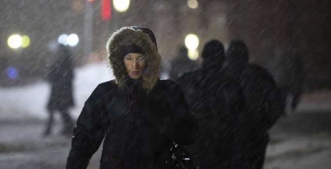 Rusya'da hava ulaşımına kar engeli