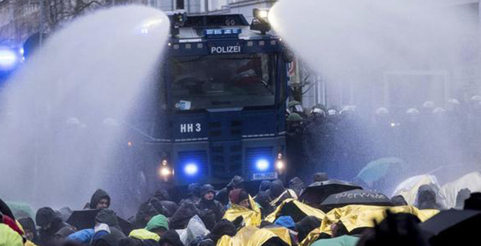 Almanya yine karıştı! Polis ve göstericiler birbirine girdi