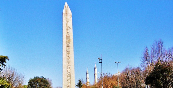 Sultanahmet Meydanı'nda Dikilitaş nerededir? Dikilitaş nerede? Dikilitaş'ın anlamı nedir?