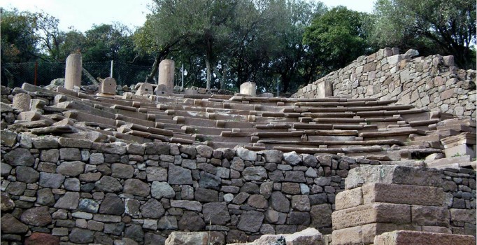 Manisa'da defineciler 'antik kayayı' ikiye böldü