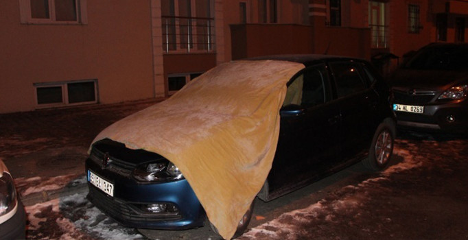 Araçları battaniyelere sardılar