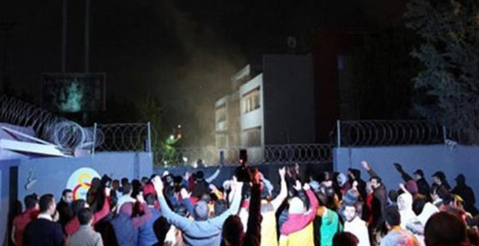 Galatasaray taraftarından Florya'da 'Fatih Terim'li protesto!